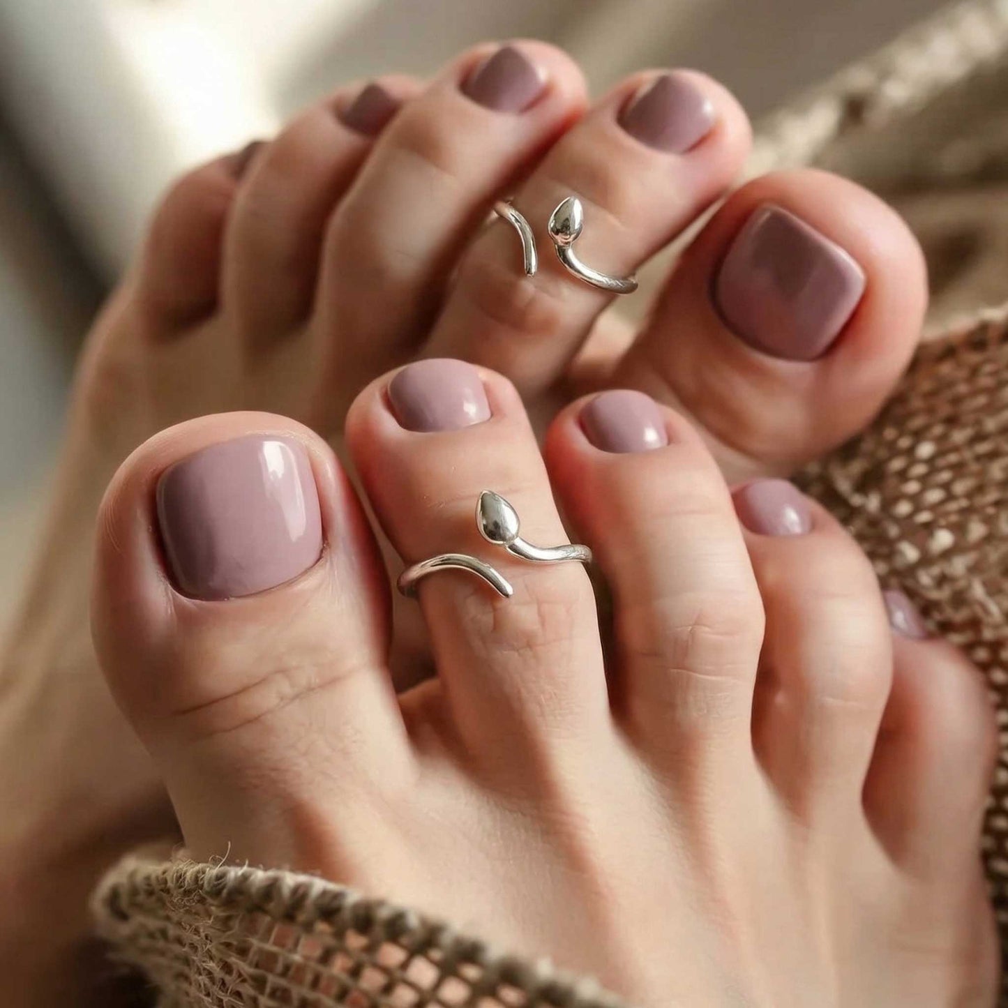 chhavi toe rings