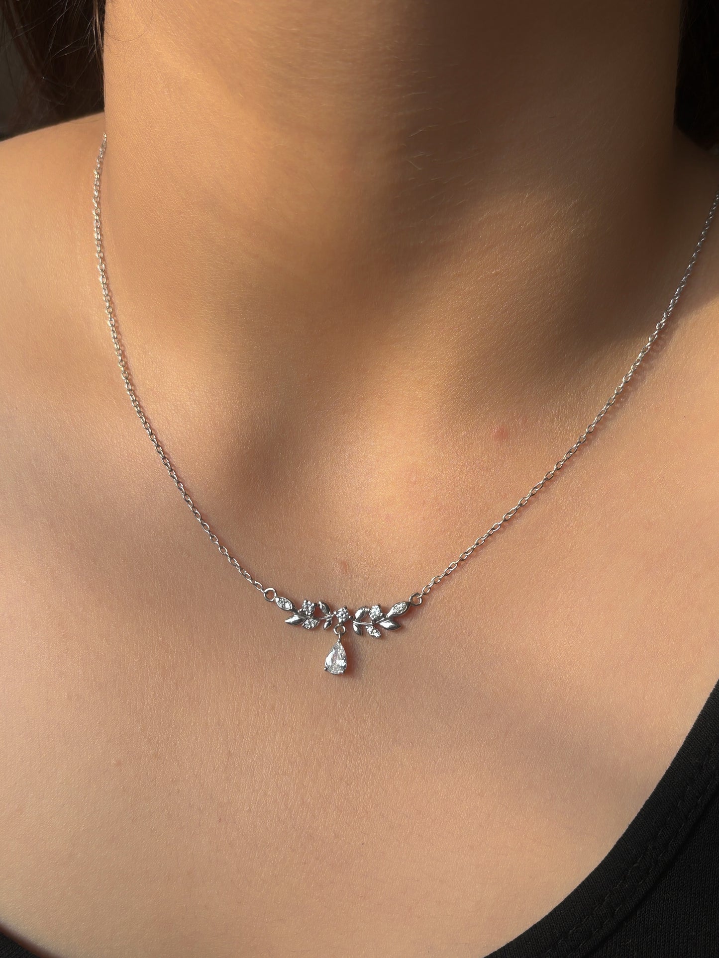 gleam drop neckpiece