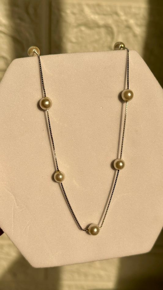 Pearl neckpiece