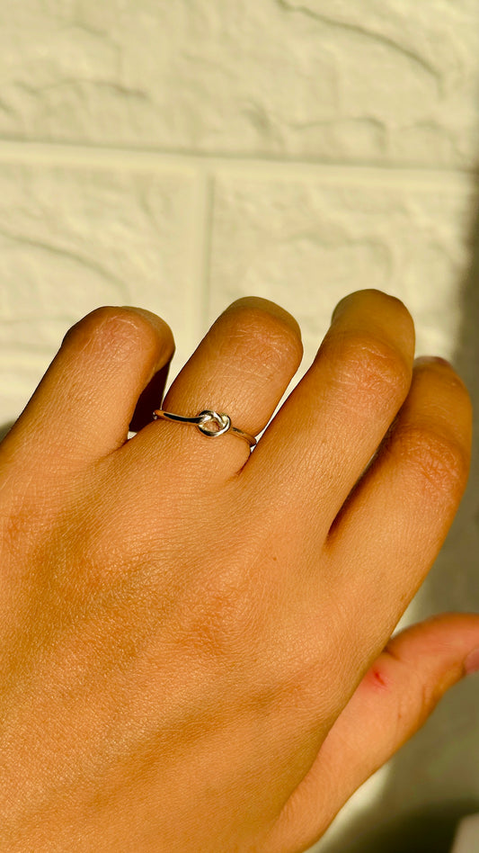Tiny Knot Ring