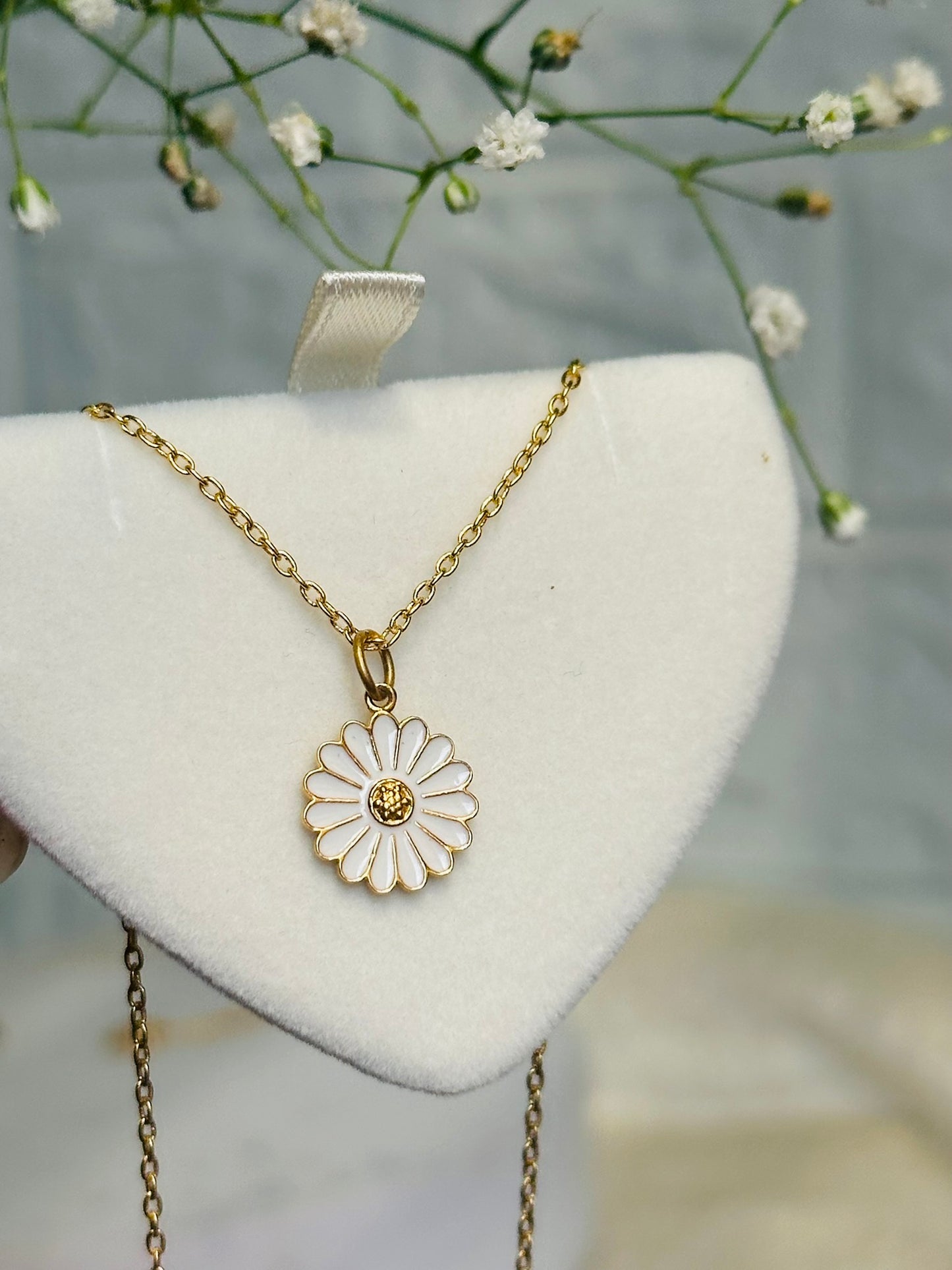 daisy glow neckpiece