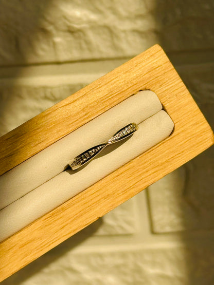 Eterna Twist Ring