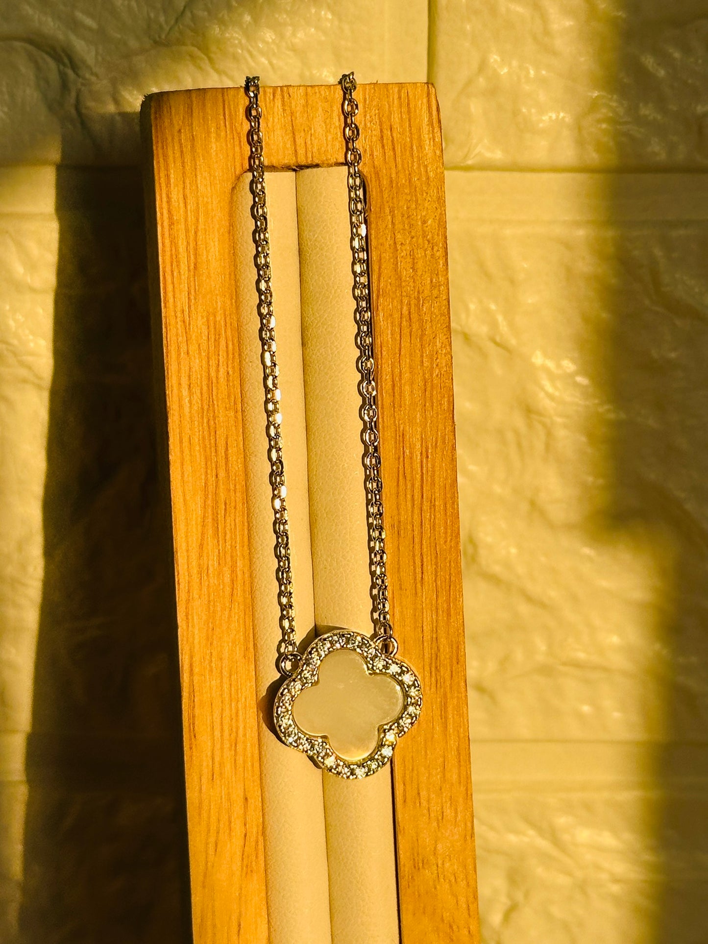 vintage white neckpiece