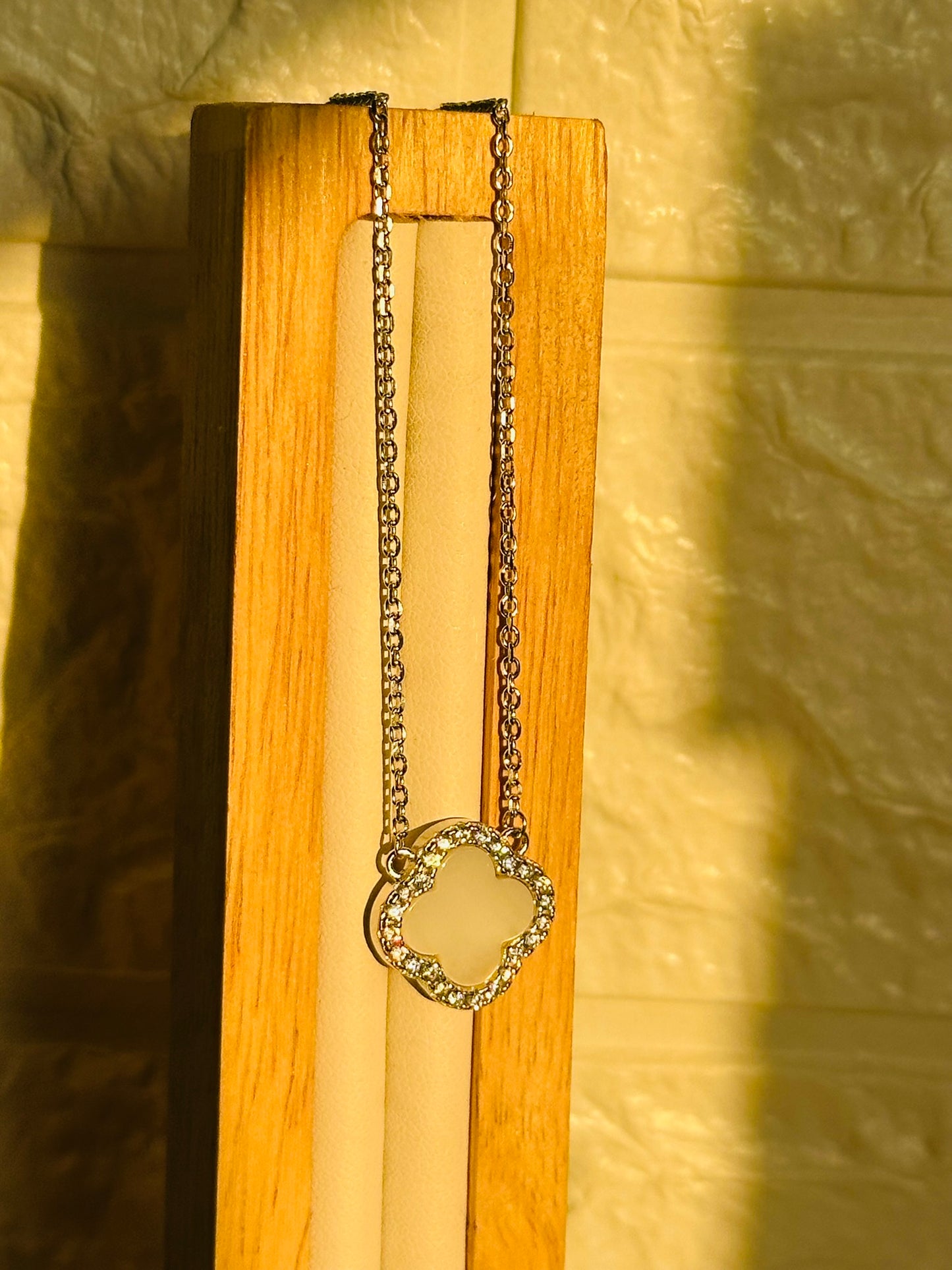 vintage white neckpiece