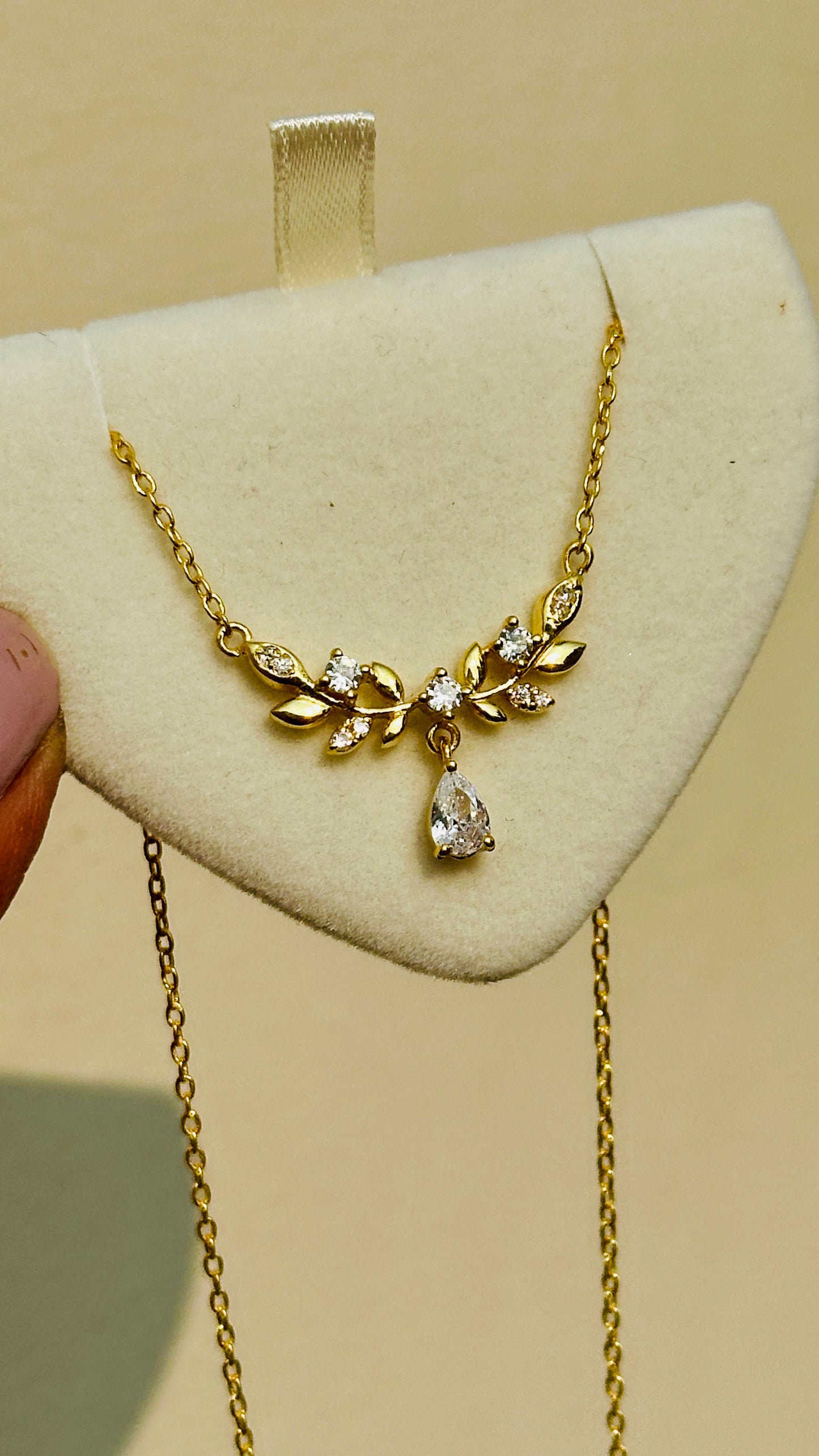 gleam drop neckpiece