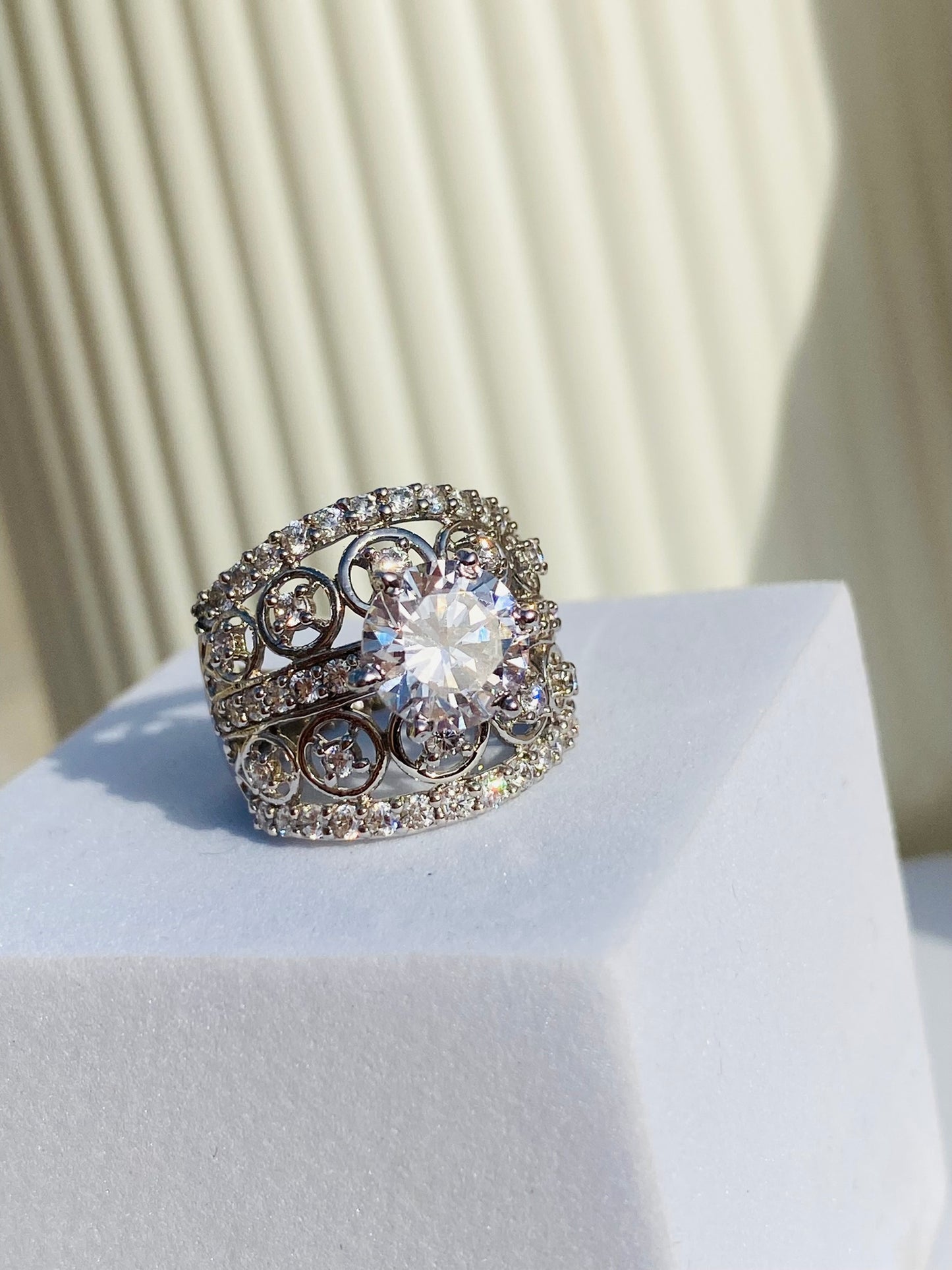 queen solitaire ring 2
